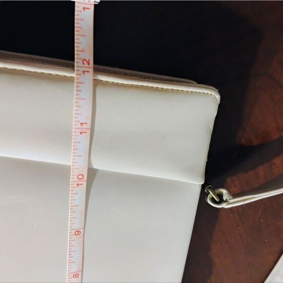 White Structured Clutch with Geometric Design - Picture 11 of 12